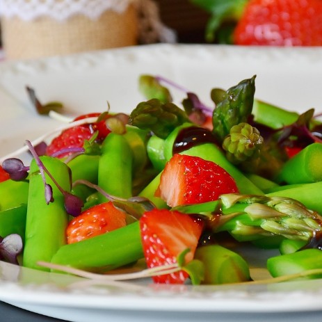 Gebratener Spargel auf Salat mit Erdbeer-Dressing