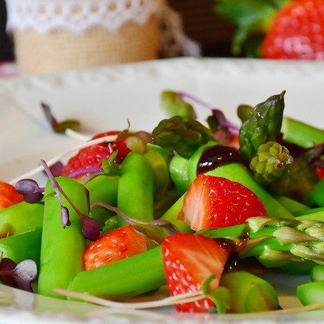 Salat mit Spargel und Erdbeerdressing